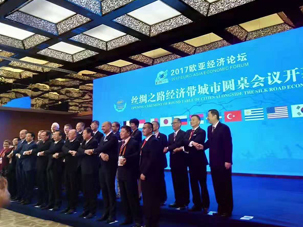 2017歐亞經(jīng)濟(jì)論壇絲綢之路會(huì)議開(kāi)幕式，提供英語(yǔ)、俄語(yǔ)同傳